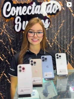 Persona mostrando celulares en una foto publicada por Asper
